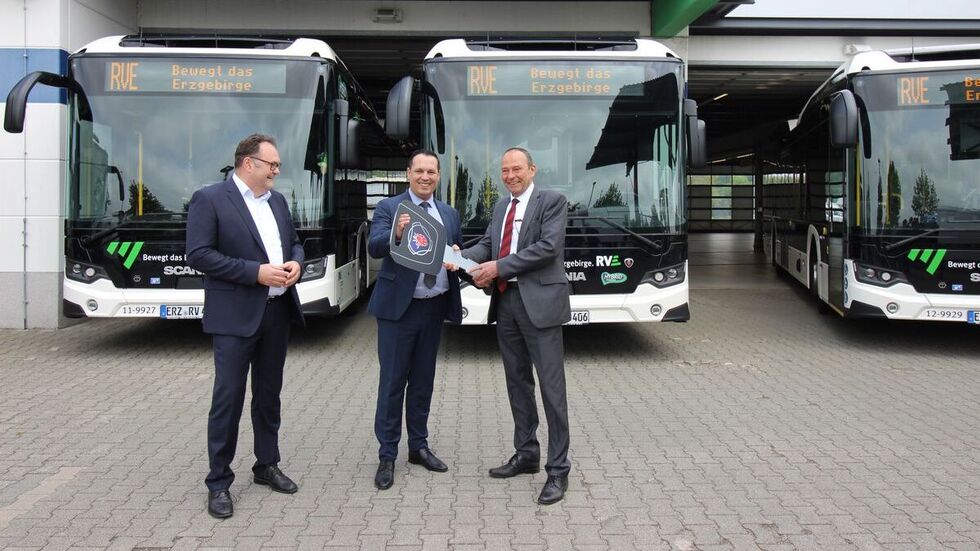 RVE-Geschäftsführer Roland Richter und Landrat Rico Anton (v.r.n.l.) bei der Schlüsselübergabe für die neuen Busse.