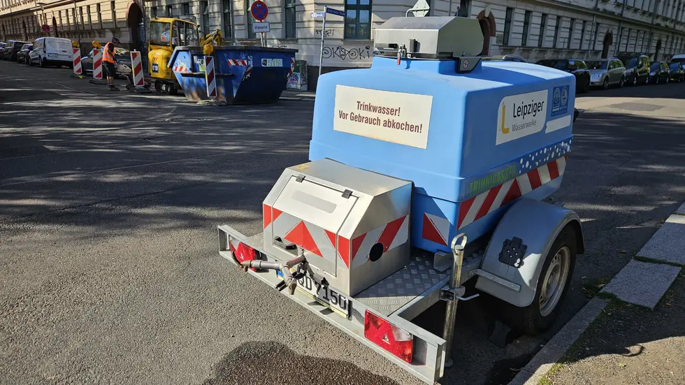 Betroffene Anwohner werden über einen Wasserwagen mit frischem Trinkwasser versorgt. Betroffene Anwohner werden über einen Wasserwagen mit frischem Trinkwasser versorgt.