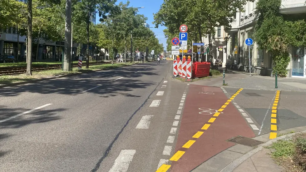Die Absperrungen für die Baumaßnahme sind da, die Arbeiten sollen kommenden Montag (14. September) beginnen und bis 9. Oktober dauern. Die Absperrungen für die Baumaßnahme sind da, die Arbeiten sollen kommenden Montag (14. September) beginnen und bis 9. Oktober dauern.