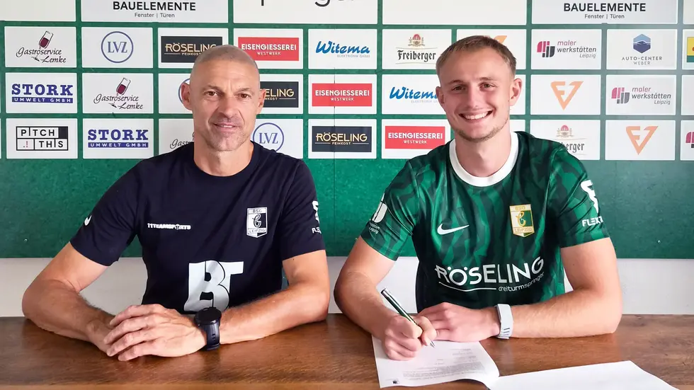 Chemie-Trainer Alexander Schmidt (links)  und Neuzugang Willi Reincke