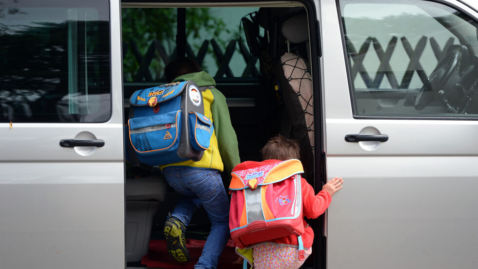Schulkinder am Auto (Archivfoto)