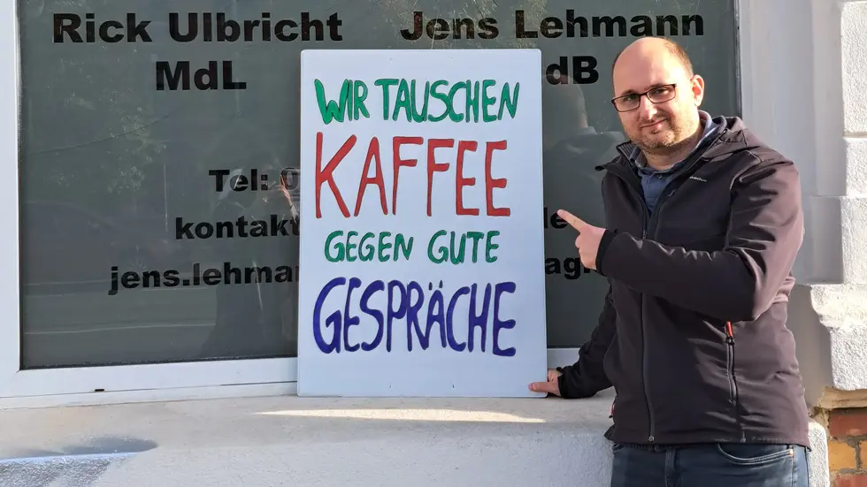 Der Leipziger CDU-Landtagsabgeordnete Rick Ulbricht vor dem beschädigten Bürgerbüro in an der Georg-Schumann-Straße in Möckern.
