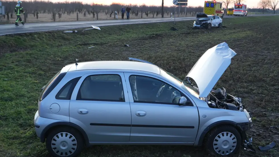 Beide Autos landeten nach dem Zusammenstoß auf dem Feld neben der Bundesstraße.