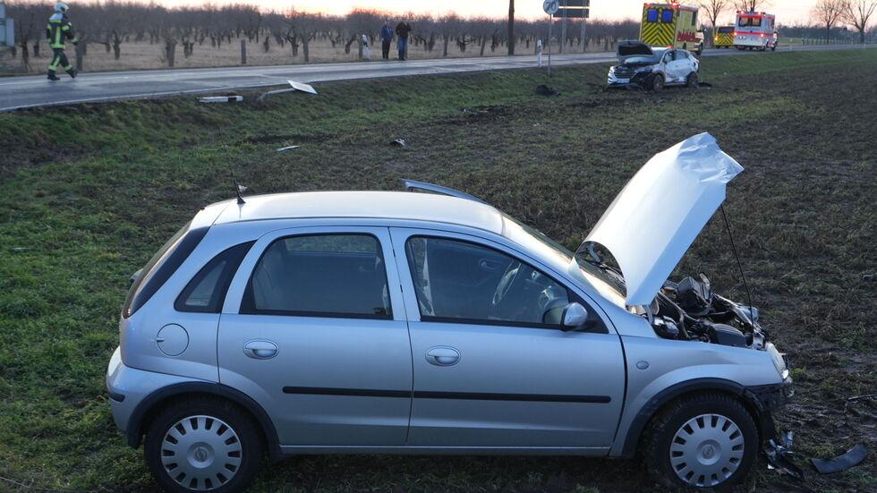 Beide Autos landeten nach dem Zusammenstoß auf dem Feld neben der Bundesstraße.