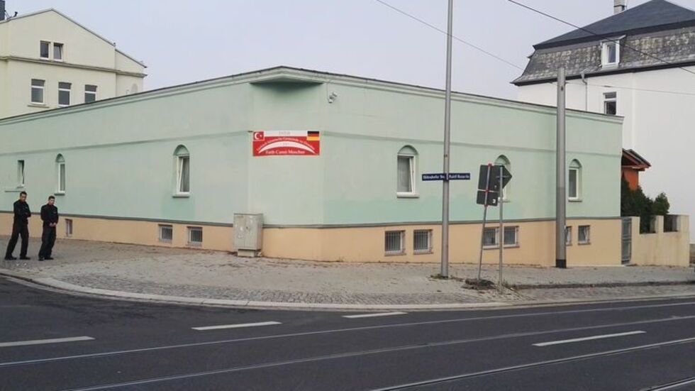 Vor dem Eingang der Moschee an der Hühndorfer Straße in Dresden-Cotta hat ein Iraner Benzin angezündet. (Archivbild)
