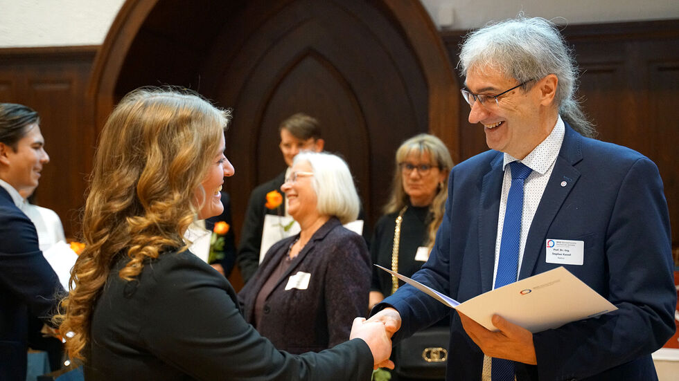 Rektor Prof. Stephan Kassel (rechts im Bild) übergab am Dienstagabend die Urkunden für das Stipendium in der Aula Peter-Breuer-Straße.