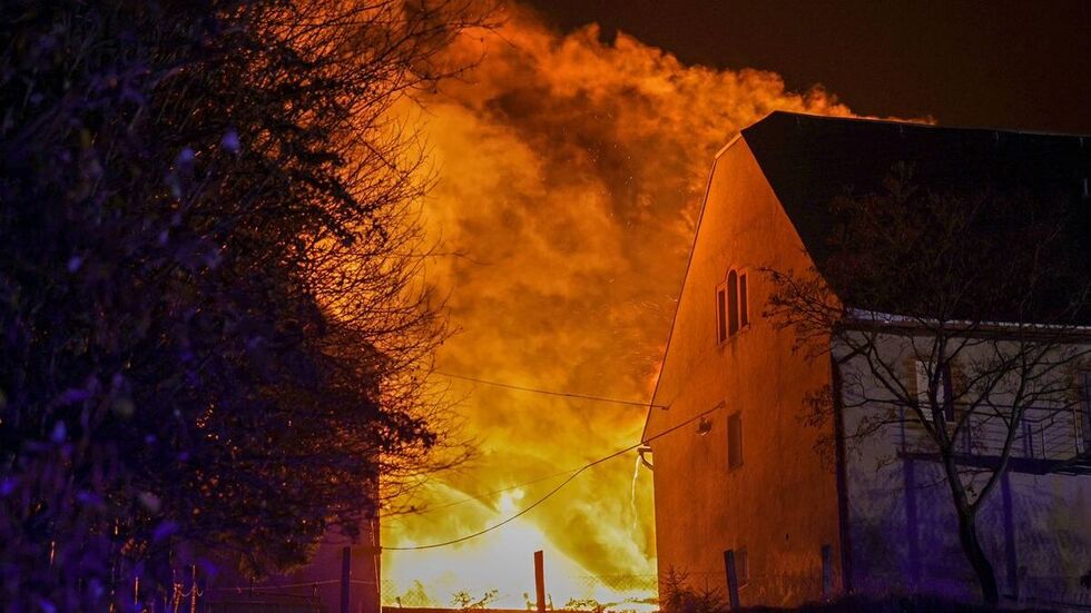 In dem Gebäude waren 13 Wohnwagen, zwei Wohnmobile und zwei Pkws untergestellt. Alle Fahrzeuge brannten komplett aus.