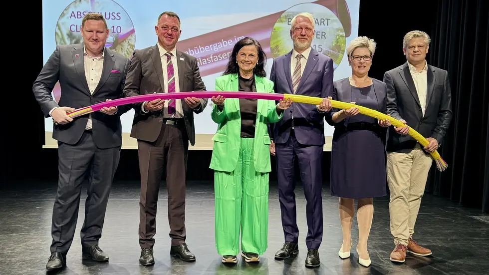 Staffelstabübergabe. v.l.n.r. Axel Wenzke (Telekom), Landra Udo Witschas, Parlamentarische Staatssekretärin Gitta Connemann, Staatssekretär Sebastian Scheel, Beigeordnete Dr. Romy Reinisch und Jens-Olaf Berwig (GlasfaserPlus).