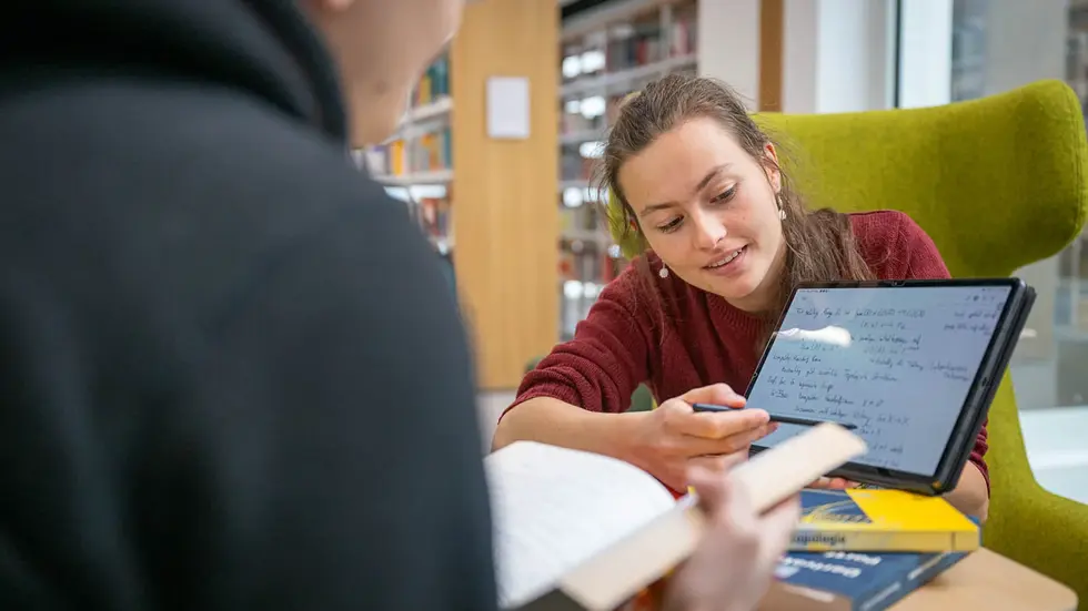 Durchdachte digitale Ergänzungen zum Präsenz-Studium, digitale Skills und Service-Angebote am Puls der Zeit: Wer an der TU Bergakademie Freiberg studiert, ist optimal auf die digitalen Herausforderungen der Zukunft vorbereitet. 