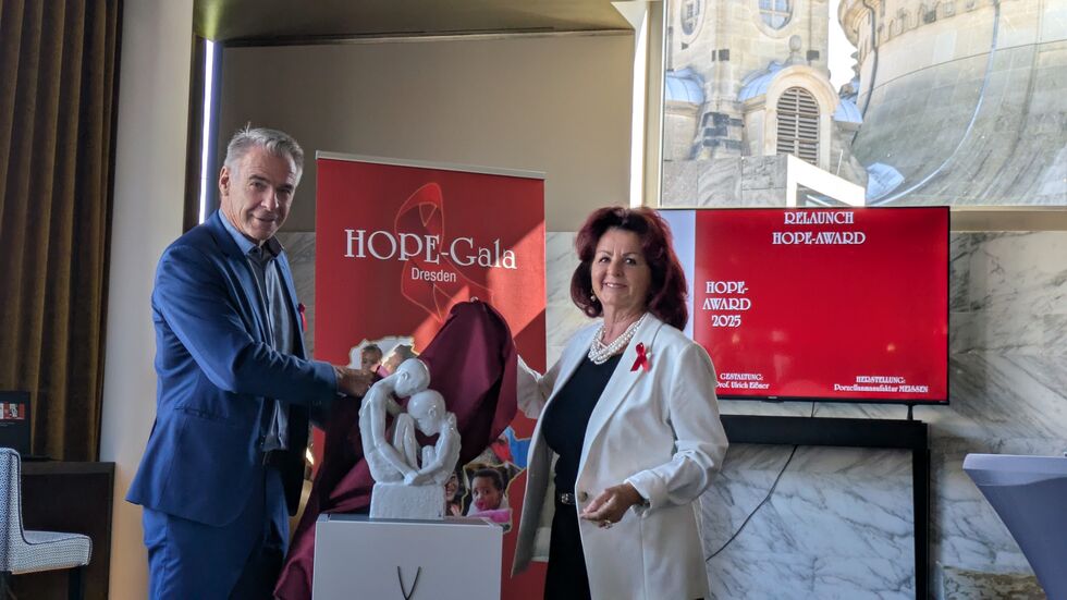 Geschäftsführer der Porzellanmanufaktur Meissen Dr. Tillmann Blaschke und die Initiatorin Viola Klein präsentieren den neuen HOPE-Award