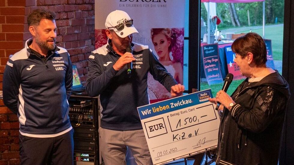 Michael Flämig von Radio Zwickau übergibt einen Spendenscheck an Steffi Reuter vom KiZ e.V.