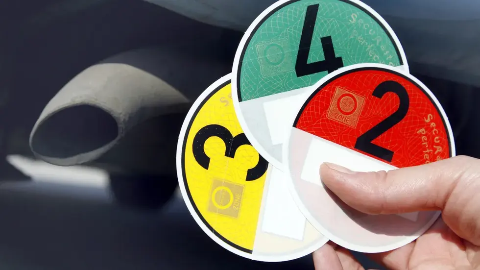 Seit 2011 brauchte man solche Umweltplaketten, um mit einem Fahrzeug in Leipzig unterwegs zu sein - ab sofort (16. April 2026) nicht mehr.