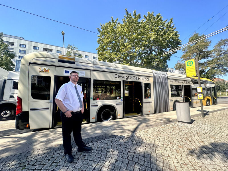 Busfahrer Silvio Petasch bringt seine Gäste auf der Buslinie 68 von A nach B