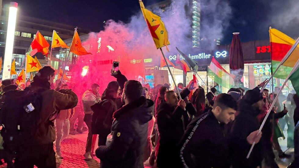 Auch Pyrotechnik wird gezündet.