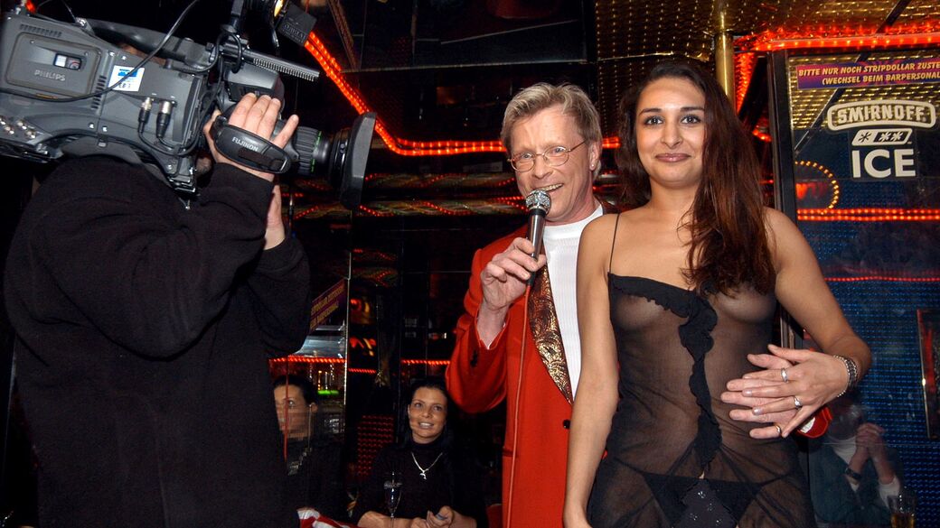 Wolle Förster neben einer Hausfrau - und Kameras.