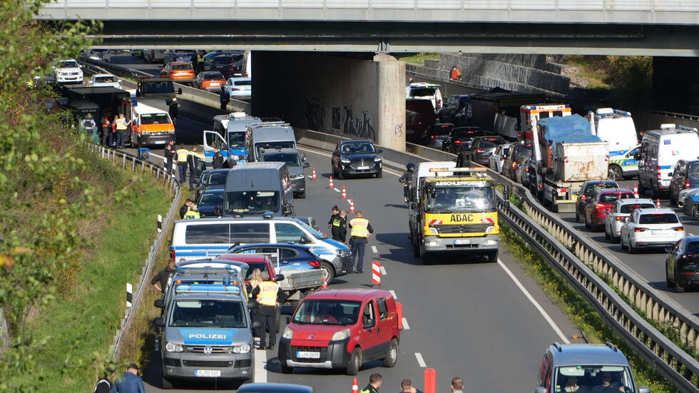 Die Polizei zieht jede Menge Fahrzeuge raus.