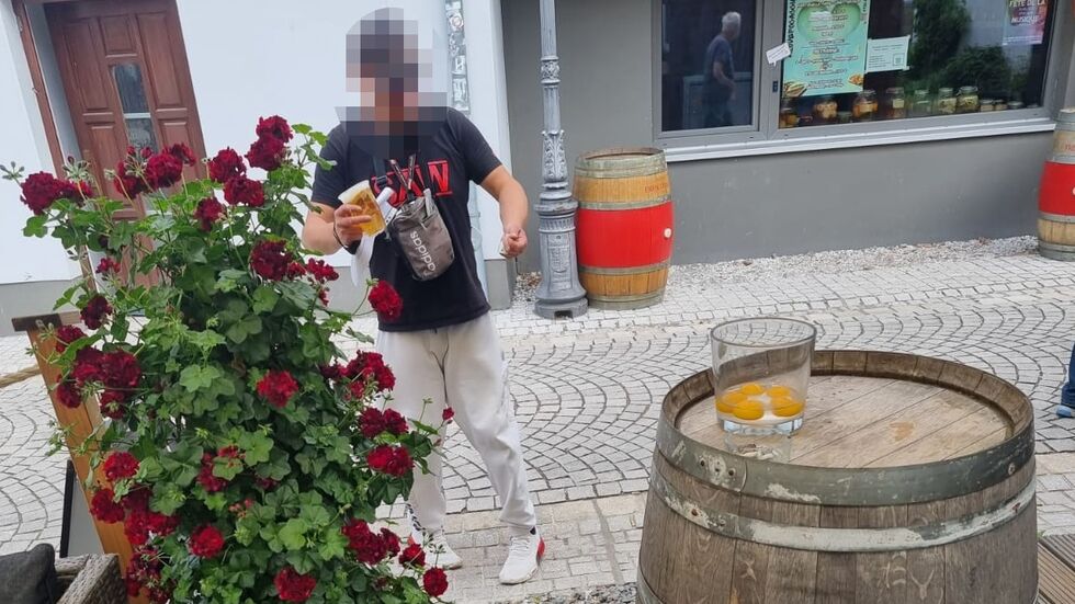 Aus der Brusttasche des Mannes ragt der Griff eines langen Messers. 