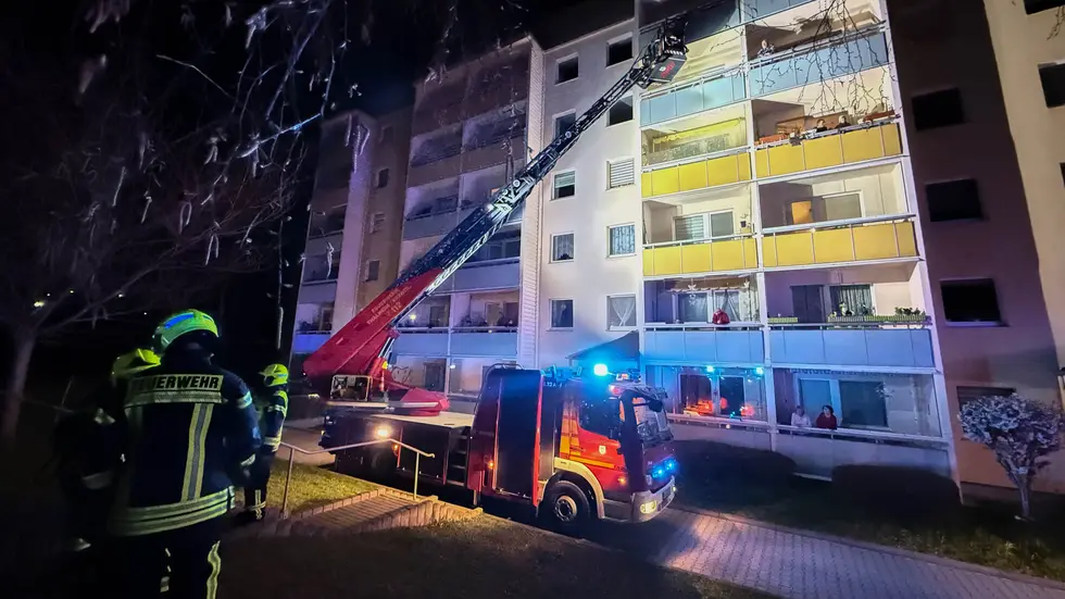 Mit der Drehleiter suchten die Kameraden die Balkone ab. Mit der Drehleiter suchten die Kameraden die Balkone ab.