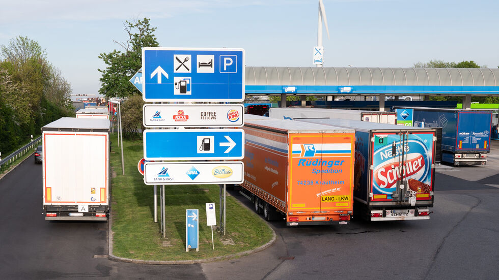 LKW-Fahrer finden an sächsischen Raststätten oft keinen Platz mehr und parken falsch - eine Gefahr für andere Kraftfahrer, warnt der ADAC LKW-Fahrer finden an sächsischen Raststätten oft keinen Platz mehr und parken falsch - eine Gefahr für andere Kraftfahrer, warnt der ADAC