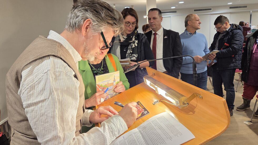 Auch Landrat Rico Anton lies sich sein Heft signieren.