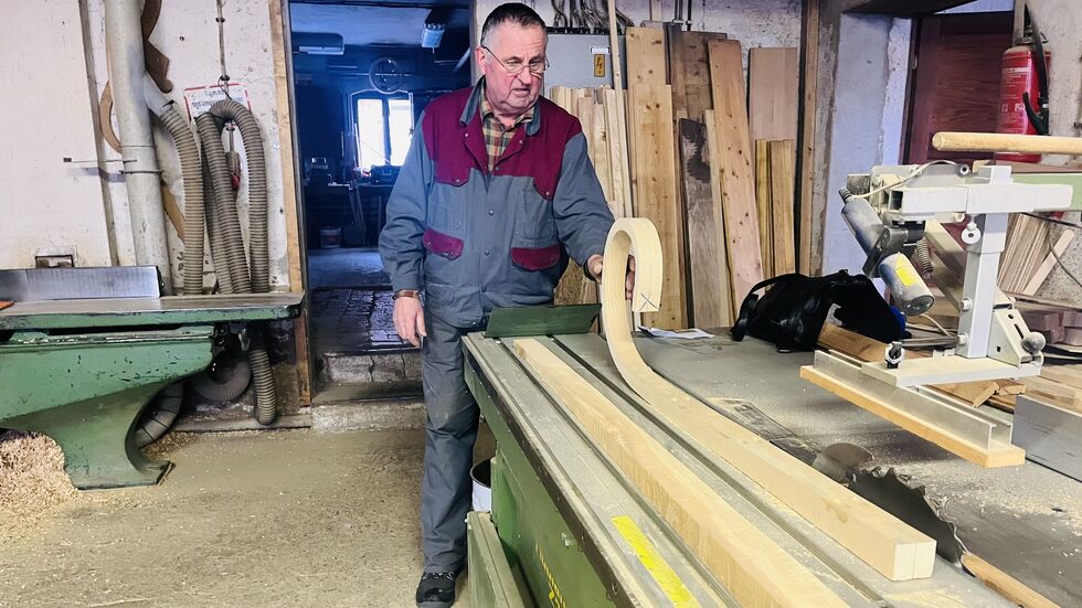 Links der gerade Pfosten aus Eschenholz, der dann zur Schlittenkufe gebogen wird