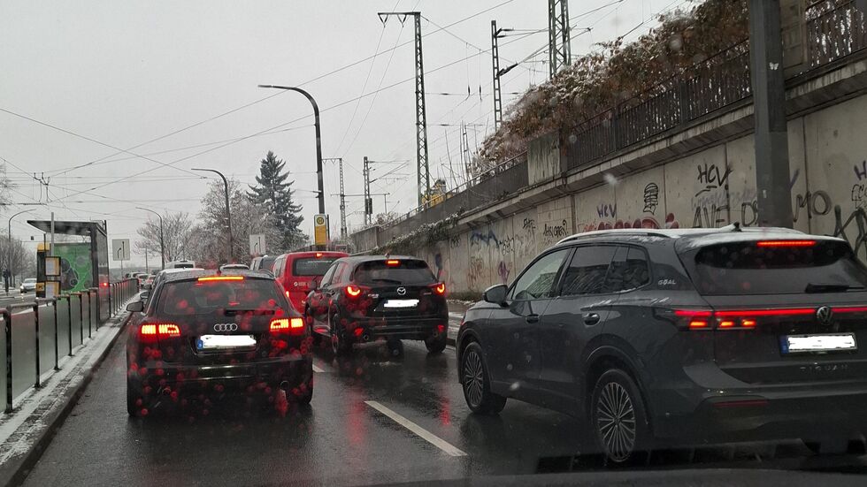 Stoßstange an Stoßstange reihen sich die Autos auf der Auffahrt zur Marienbrücke