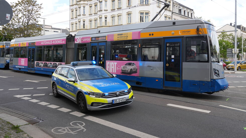 Eine Polizeistreife neben einer Straßenbahn in Leipzig (Symbolbild).