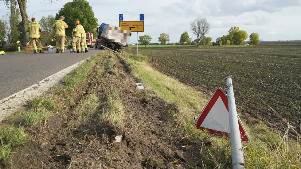 Der Laster hat ein Verkehrsschild umgefahren und drohte danach umzukippen.
