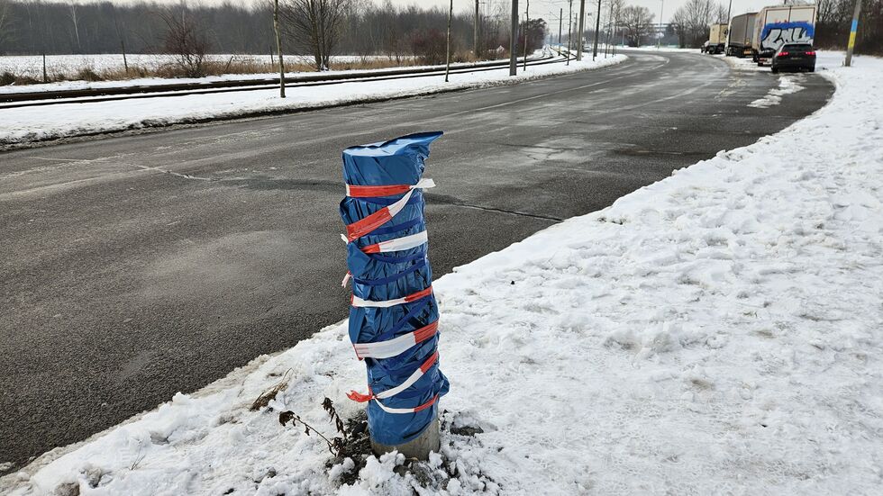 Der übrig geblieben Stumpf der Beton-Laterne wurde "eingepackt".