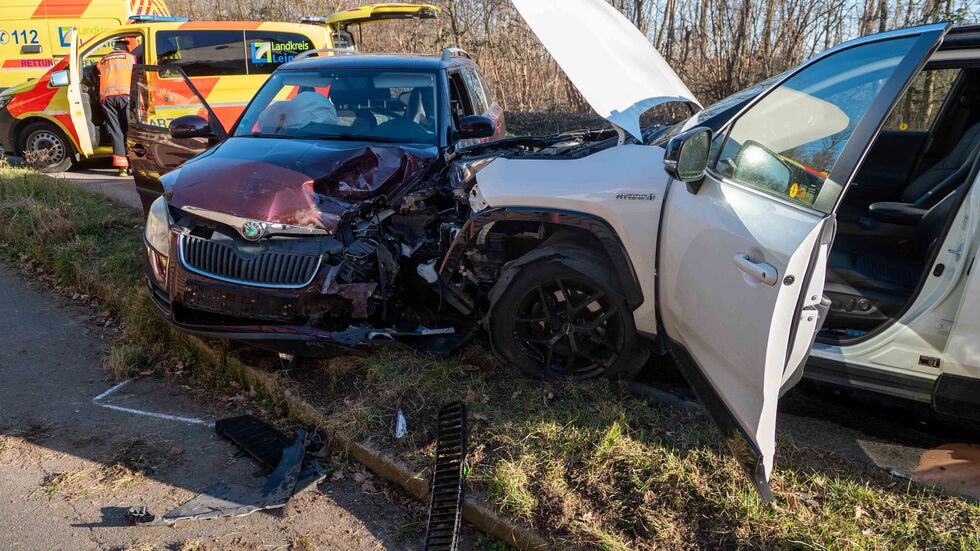 Die zwei kaputten Autos an der Unfallstelle. Sie stießen nahezu frontal zusammen.