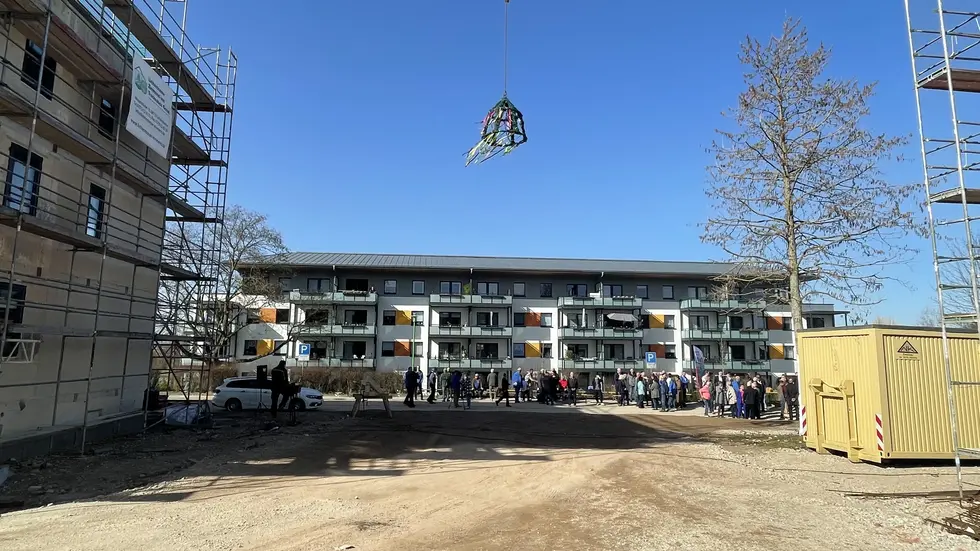 Richtfest an der Allendestraße - im Hintergrund das Pilotprojekt Neuplanitzer Straße, links entsteht die erste Kopie.