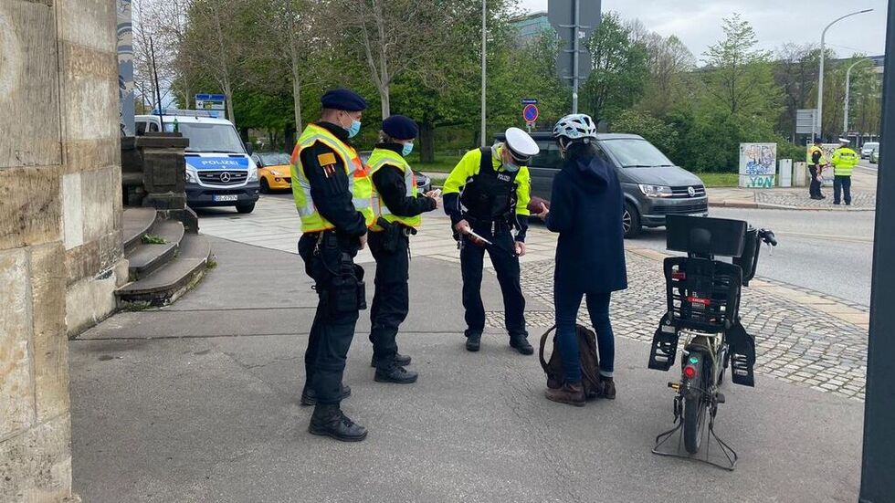 Auch im vergangenen Jahr nahmen die Polizisten Radler an der Marienbrücke anlässlich der Kontrollaktion genauer unter die Lupe.