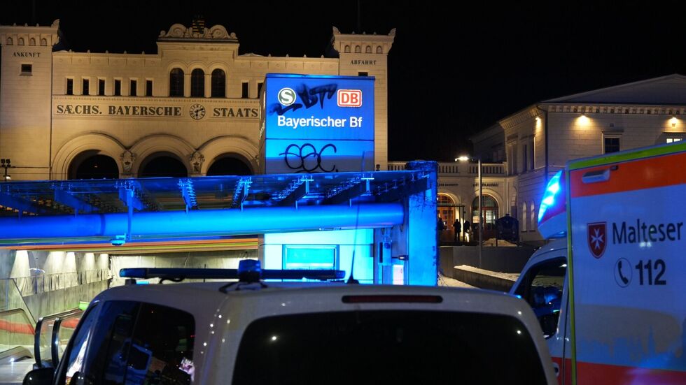 Polizei und Feuerwehr vor dem Bayerischen Bahnhof.