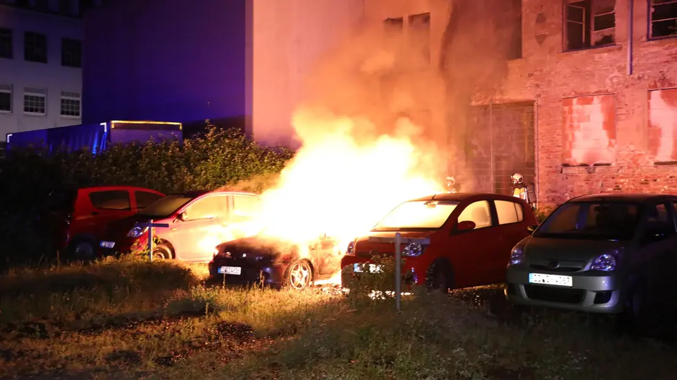 Die Flammen drohten auch die Fahrzeuge daneben zu erfassen.