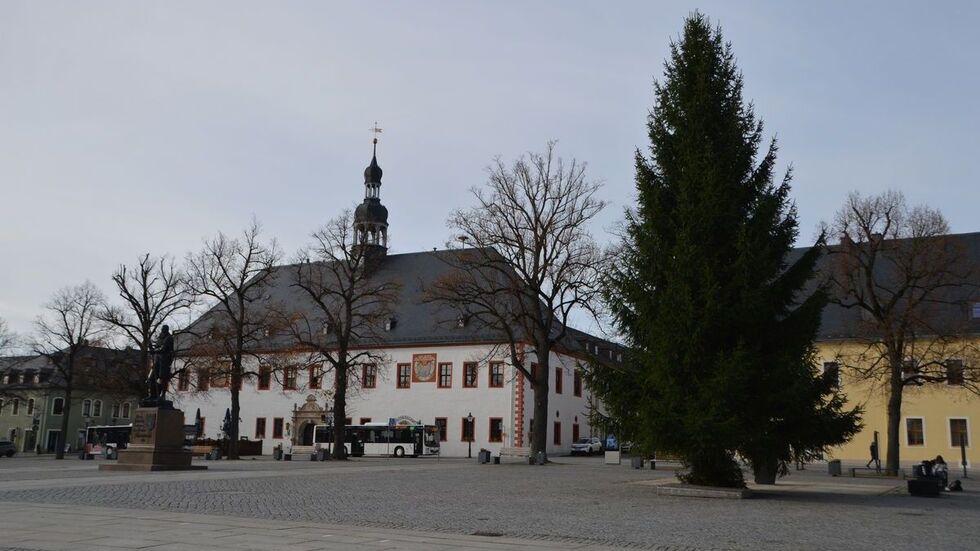 Mit dem Baum zieht schonmal ein Hauch Adventsstimmung ein in Marienberg. 