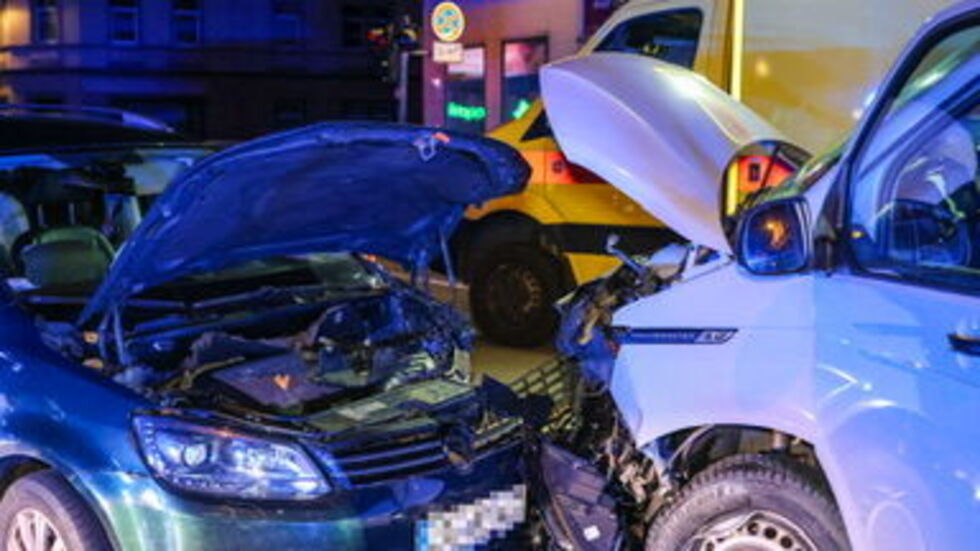 Die Feuerwehr Aue sicherte die Unfallstelle ab, band auslaufende Betriebsmittel, klemmte Fahrzeugbatterien ab und stellte den Brandschutz sicher. 
