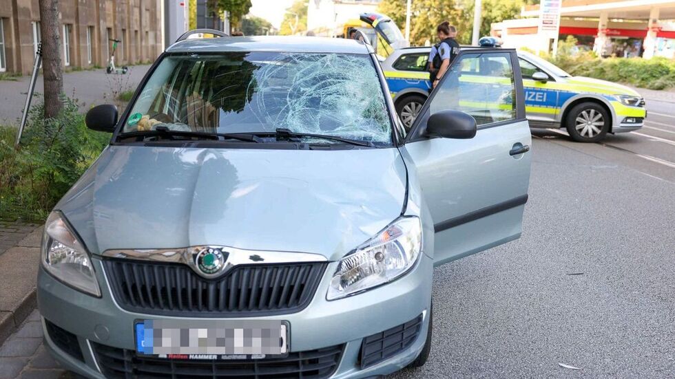 Der Skoda stieß mit einem Fußgänger zusammen.