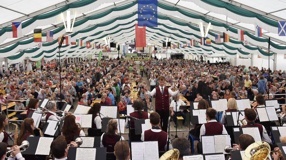 Das Festzelt fasst 3.000 Zuschauer und verfügt über zwei Bühnen. Damit können nahtlos zwei Orchester nacheinander spielen.