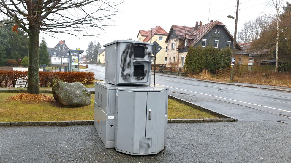 Dieser Blitzer soll 2025 auch wieder eingesetzt werden. Das Gerät auf dem Bild wurde gesprengt. Die Landkreisverwaltung hat ein neues Leasing-Gerät bestellt.