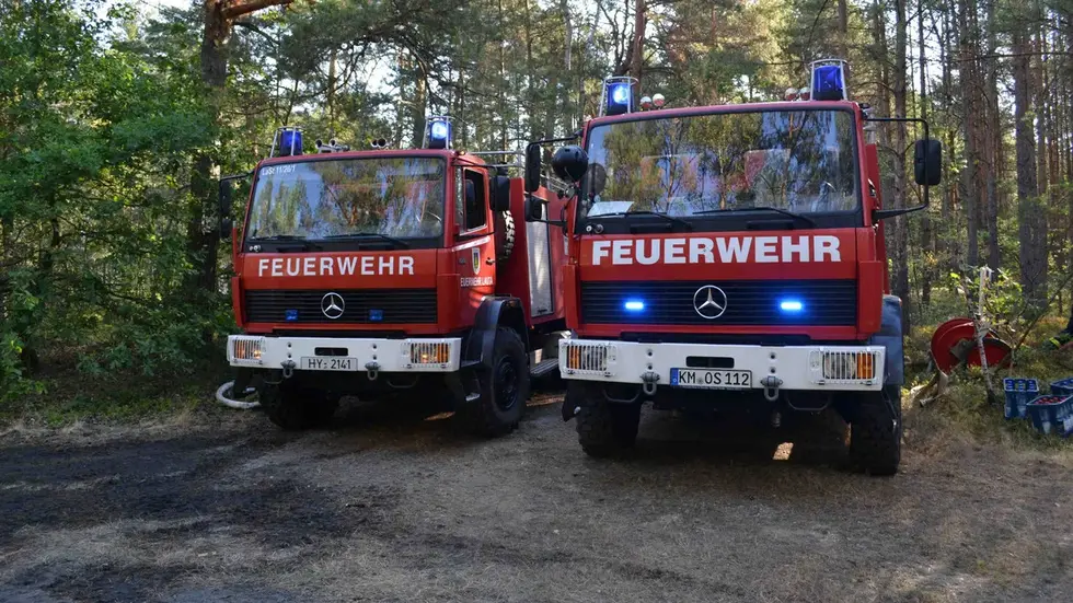 Mit so einem großen Feuerwehr-Fahrzeug ist der der Rettungssanitäter während einer Einsatzfahrt mit Blaulicht und Martinshorn geblitzt worden (Symbolbild).