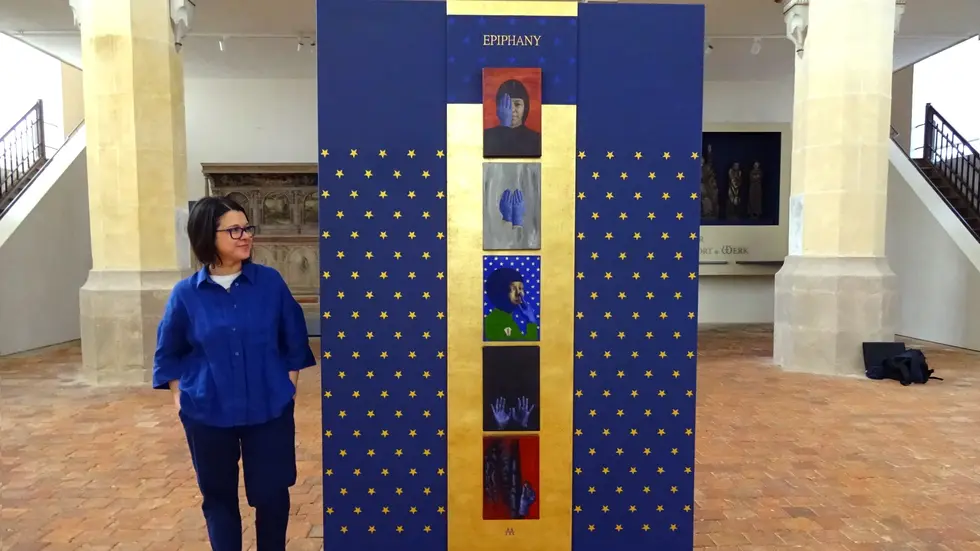 Anamaria Avram an ihrer Installation „Epiphany Altar“ 