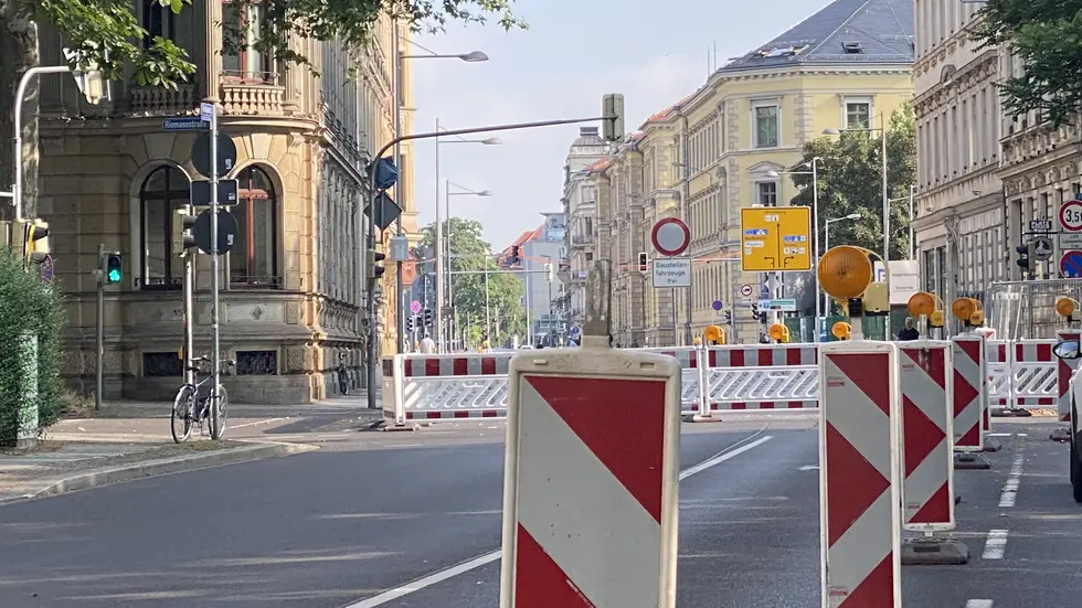 Die wichtige Harkortstraße vor dem Bundesverwaltungsgericht in Leipzig ist wegen Bauarbeitern schon seit Ferienbeginn voll gesperrt. Die wichtige Harkortstraße vor dem Bundesverwaltungsgericht in Leipzig ist wegen Bauarbeitern schon seit Ferienbeginn voll gesperrt.
