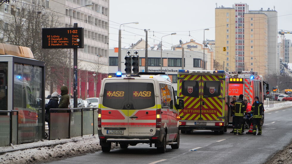 Straßenbahn-Stau gegenüber der Leipziger Uni-Klinik am Bayrischen Platz in Leipzig.