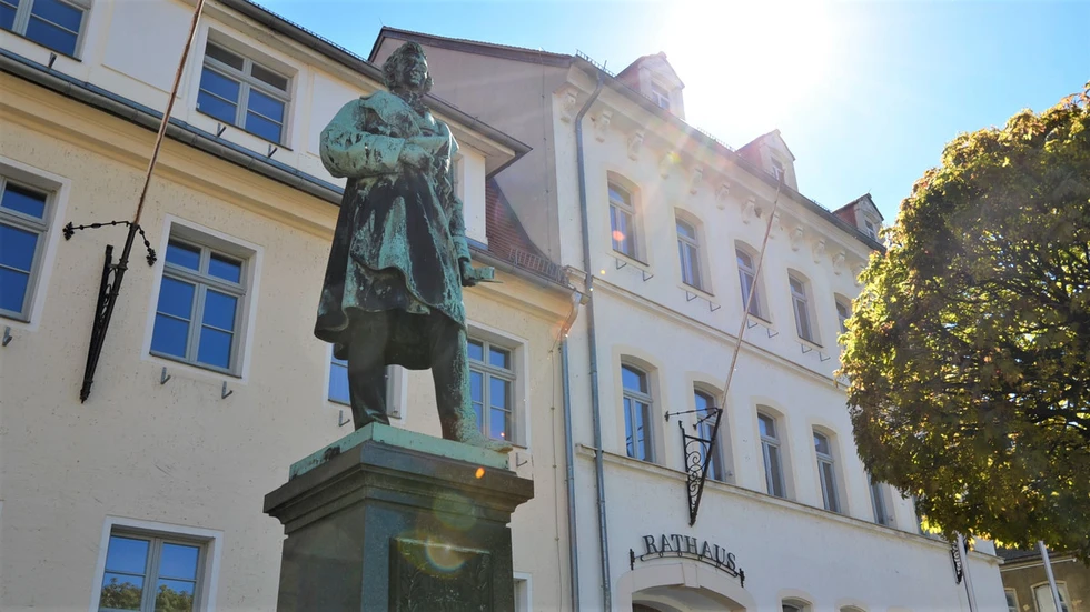 Der Kunstbus Oberlausitz macht u.a. Station in Pulsnitz. Dort stehen der Blaue Salon und die Blaudruckwerkstatt auf dem Programm.