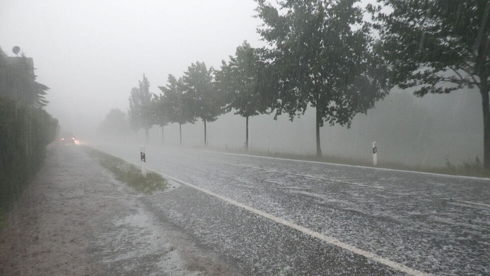 Ein Hagelschauer sorgte für weiße Straßen in und um Zwönitz.