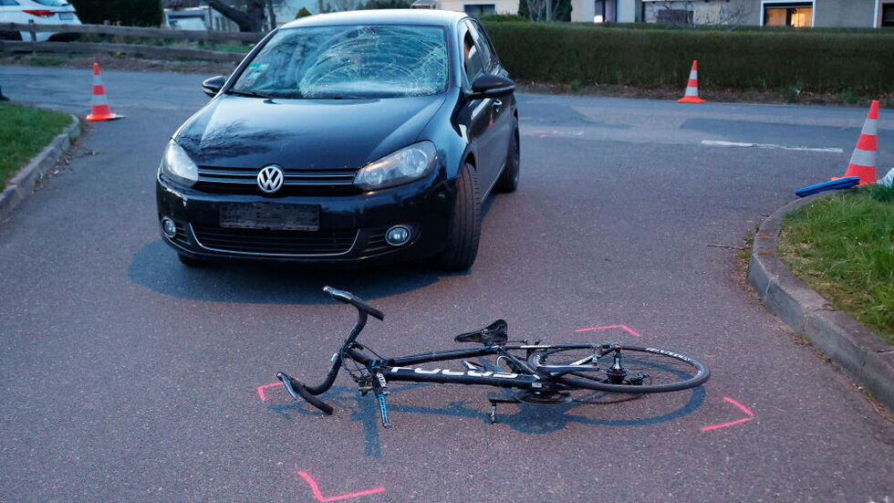 Der Radfahrer war auf die Motorhaube gekracht und gestürzt.