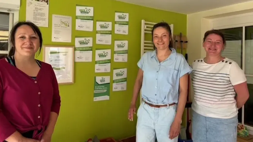 Alle neun Zertifizierungs-Plaketten haben einen Ehrenplatz an der Wand im Waldhäusl. Die zehnte Zertifizierung wird feierlich auf der Feier anlässlich des 20. Geburtstags der Stiftung Kinder forschen verliehen werden. Auf dem Bild (v.l.n.r.): Das Forscherinnen-Team: Jean Reichel, Gisela Glathe und Julia Glathe. Alle neun Zertifizierungs-Plaketten haben einen Ehrenplatz an der Wand im Waldhäusl. Die zehnte Zertifizierung wird feierlich auf der Feier anlässlich des 20. Geburtstags der Stiftung Kinder forschen verliehen werden. Auf dem Bild (v.l.n.r.): Das Forscherinnen-Team: Jean Reichel, Gisela Glathe und Julia Glathe.