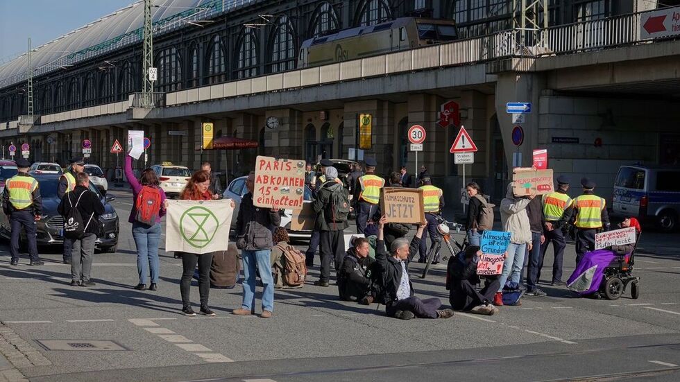 Auf dem Friedrich-List-Platz gibt es für die Fahrzeuge am Donnerstagmorgen zeitweise kein Weiterkommen mehr.
