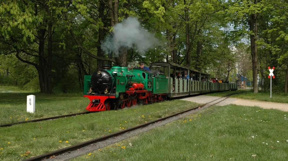 Ab Samstag können große und kleine Besucher  wieder Runden mit der Parkeisenbahn durch den Großen Garten drehen