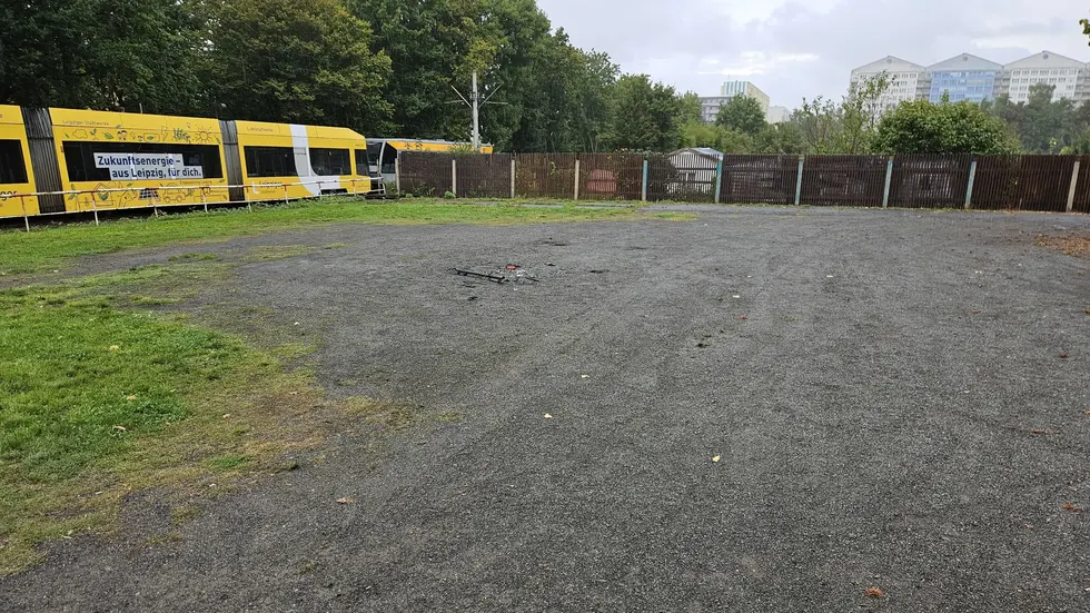 Auf diesem Parkplatz stand der Pickup. Die Kripo nahm das Wrack zur Spurensicherung mitgenommen. Auf diesem Parkplatz stand der Pickup. Die Kripo nahm das Wrack zur Spurensicherung mitgenommen.